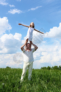 夏日户外有小女儿的父亲图片