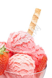 玻璃碗中美味的草莓冰淇淋图片