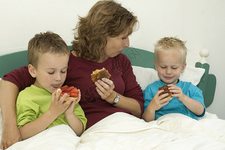 快乐的家庭吃葡萄干包子在懒惰图片
