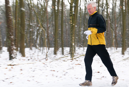 冬季跑步老年人图片