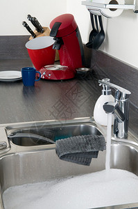 在一个现代厨房的水槽缝图片