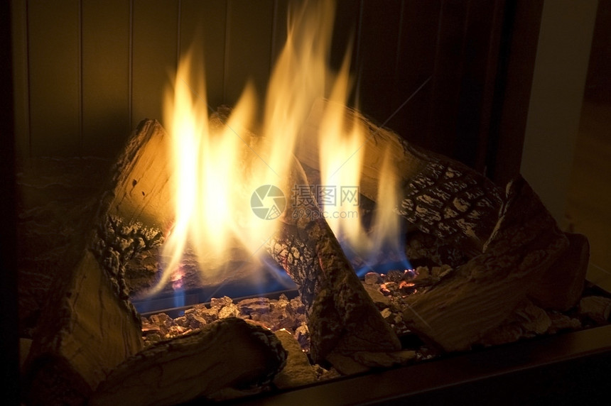 一张舒适温暖的壁炉的照图片