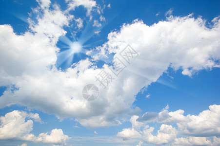 蓝天白云映衬下的全景图片