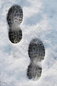 冬日白雪上的两个脚印图片