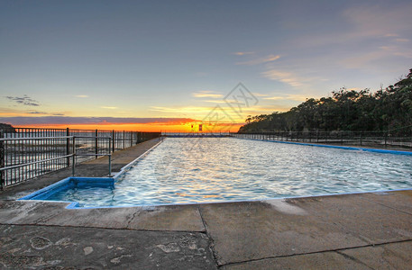 天然盐水岩石游泳池图片