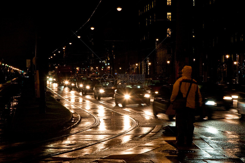 灯光和街道上的潮推车轨迹图片