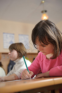 可爱的女学生正在上课做笔记图片