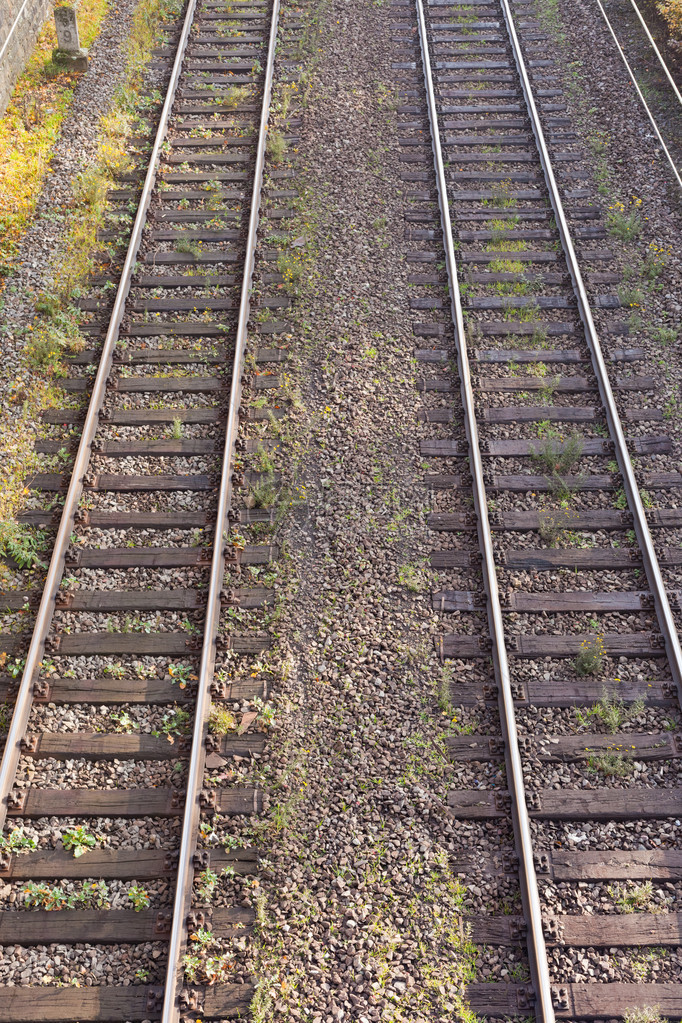 两条平行的铁路轨迹图片