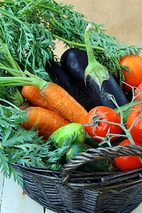 在黑柳篮子里混合新鲜蔬菜胡萝卜茄子黄图片