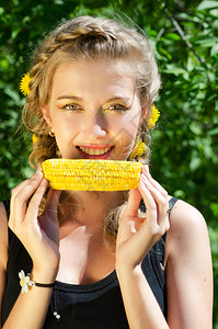 年轻美女吃玉米椰子的近图片