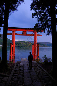 晚上在箱根芦湖日本寺庙浪漫场景图片