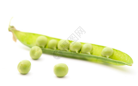 白色背景上的绿豌豆图片