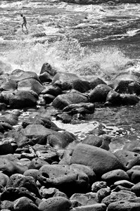 海水飞溅海泡和波浪在岩石上图片