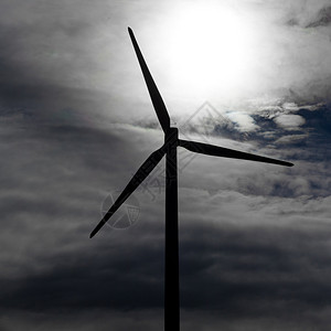 绿色能源的月光产生大型风力涡轮机对图片