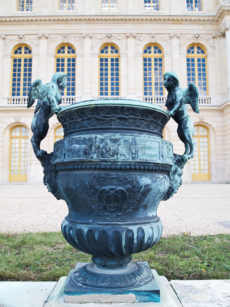 一个美丽的花瓶与铜天使在法国Versaille城堡图片