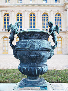 一个美丽的花瓶与铜天使在法国Versaille城堡图片