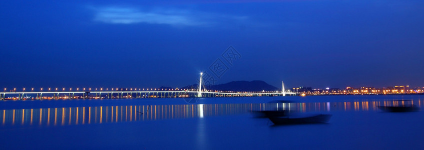 它是连接香港和深圳的桥梁图片