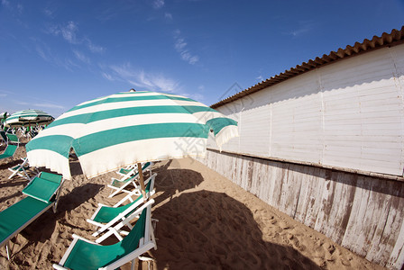 意大利海岸边的沙滩伞图片