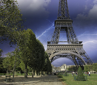 雷暴风接近法国巴黎图片