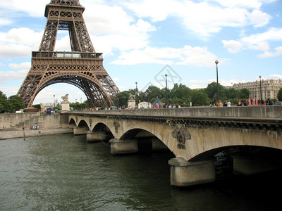 埃菲尔铁塔河流桥梁蓝天白云巴黎图片
