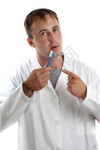 医护人员讲解牙刷的作用图片