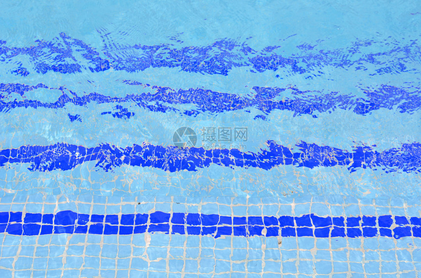 在游泳池的蓝色图片