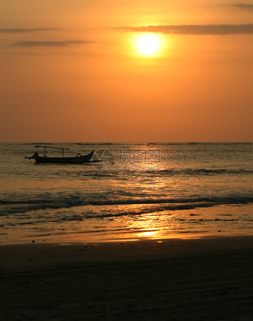 日落时的漂流船印度洋海岸巴厘岛图片