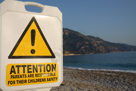 留在海滩上的警告标志图片