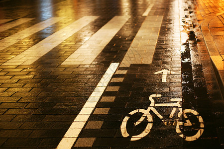 人行横道和自行车区标志图片