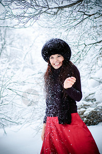 笑的女人站在飘落的雪花下图片