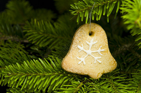 钟声在圣诞树上形图片