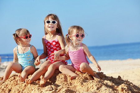 人见人爱孩子们在海滩上玩耍背景