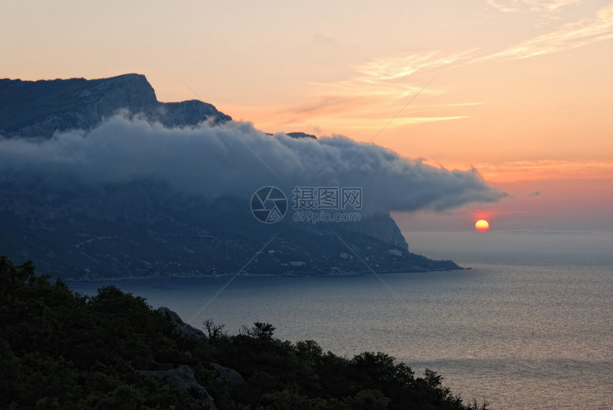 日落山下雾蒙的风景如画的日落图片