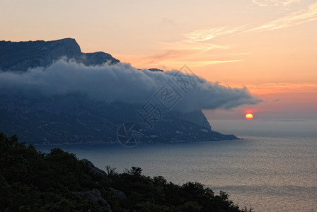 日落山下雾蒙的风景如画的日落图片