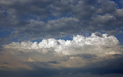 暗蓝天空背景的白云图像Nameinfo背景图片