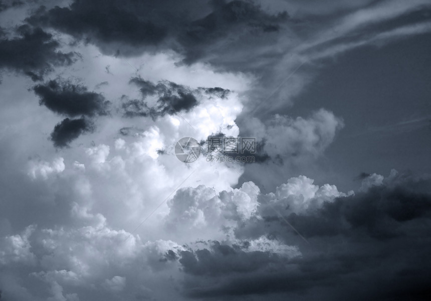 暗蓝天空背景的白云图像Nameinfo图片