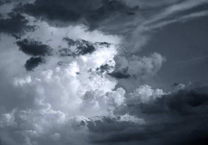 暗蓝天空背景的白云图像Nameinfo背景图片