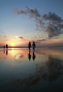 日落时的印度洋海岸巴厘岛图片