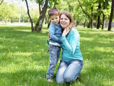 母亲和她儿子在公园图片