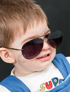 带着太阳眼镜的婴儿男孩在图片