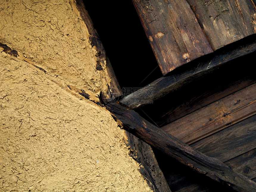 旧的木制建筑墙壁有泥土图片