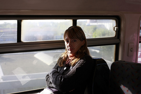 老式火车上疲惫的女人巴黎地铁图片