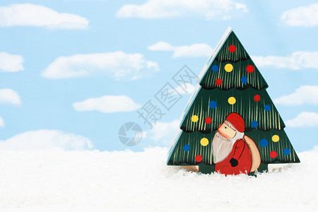一棵圣诞树蓝天背景中的圣诞老人图片