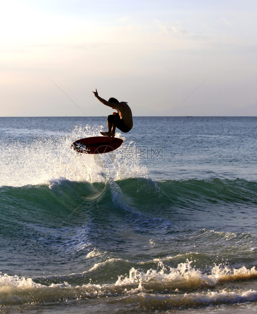 年轻人海洋冲浪者梦境海滩巴厘岛图片