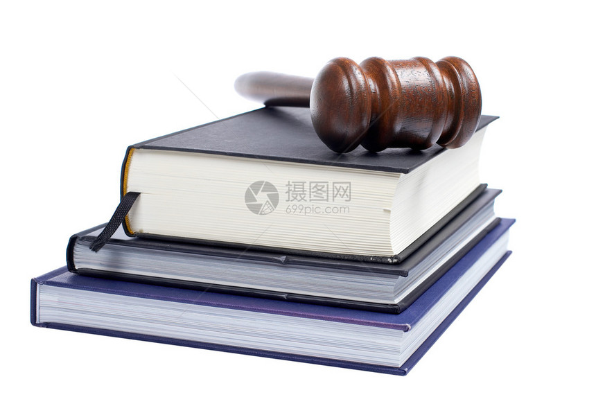 法院和法律书籍的木槌在白色背景下被图片