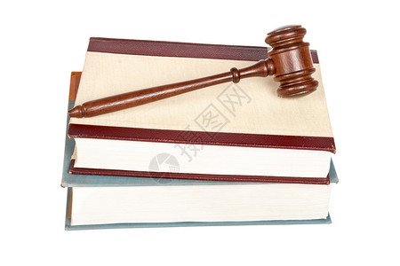 法院和法律书籍的木槌在白色背景下被图片