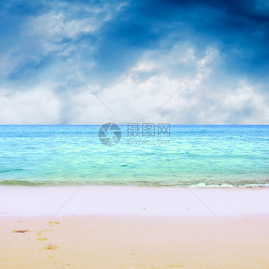 阳光明媚的热带海滩图片