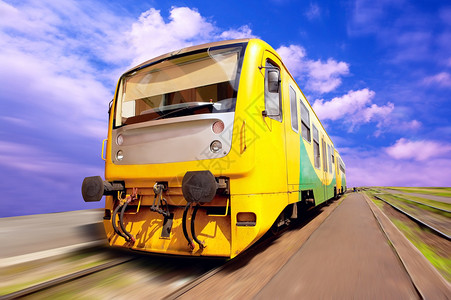 在室外速度的黄色火车图片
