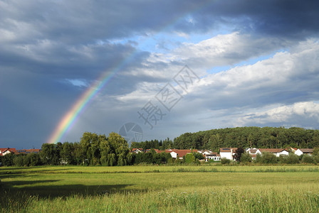 与彩虹的巴伐利亚风景图片