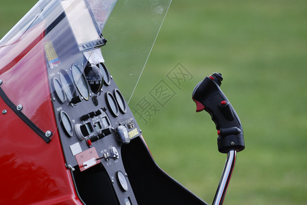 红色旋翼机的驾驶舱图片